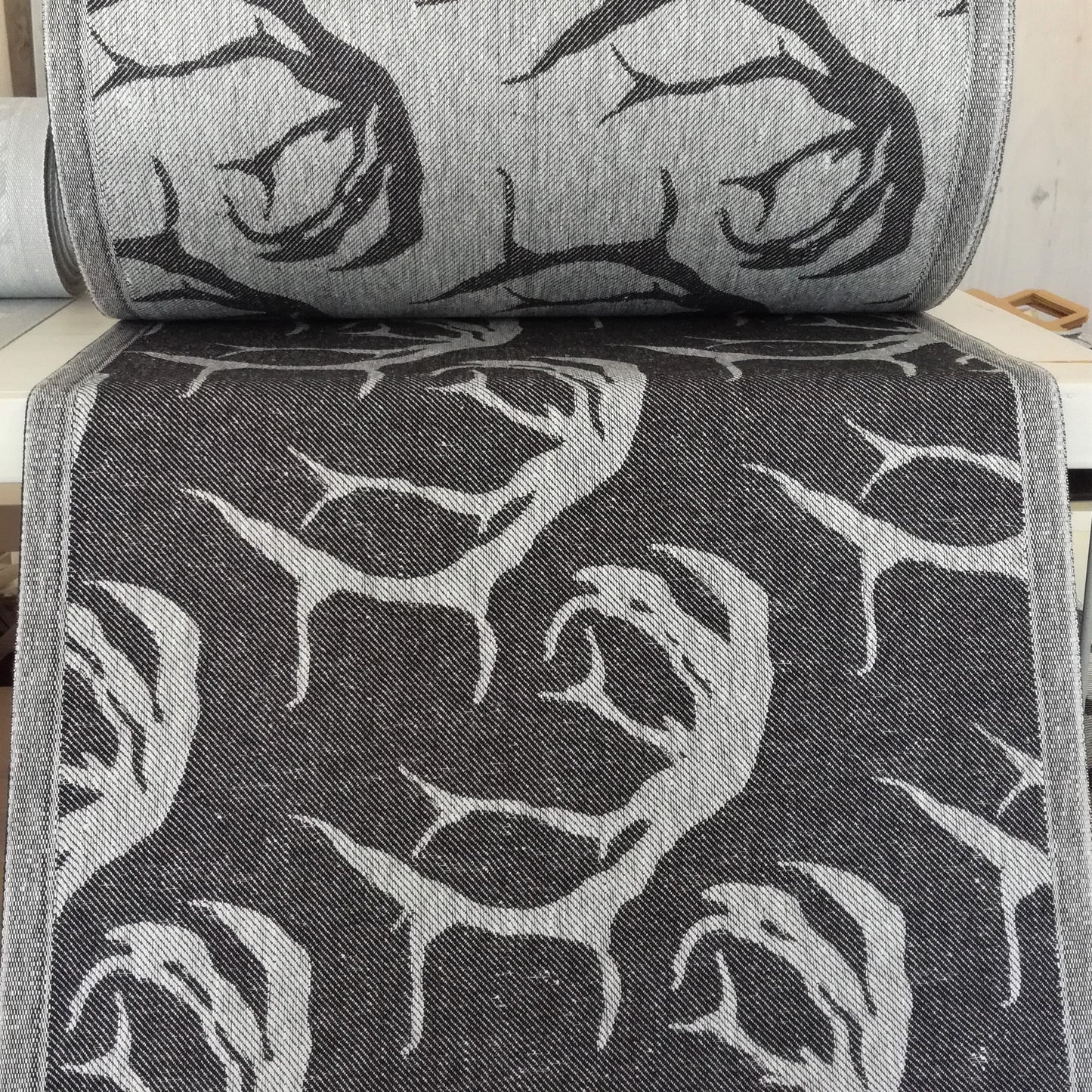 Sarvet-pyyhe 55x45 cm, musta-valkoinen